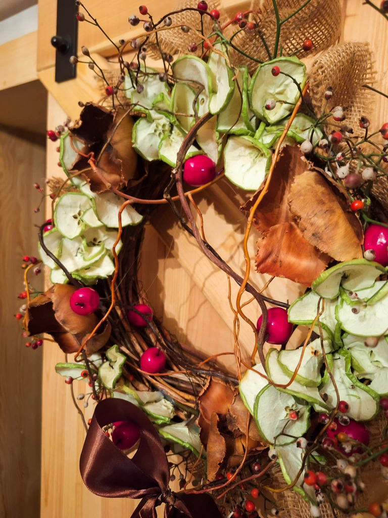 Wianek naturalny z dzikiej róży i suszonych jabłek - Wianki Naturalne; wianek