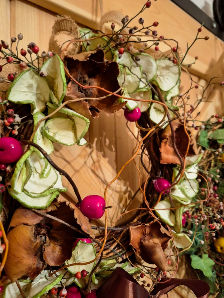 Wianek naturalny z dzikiej róży i suszonych jabłek - Wianki Naturalne; wianek