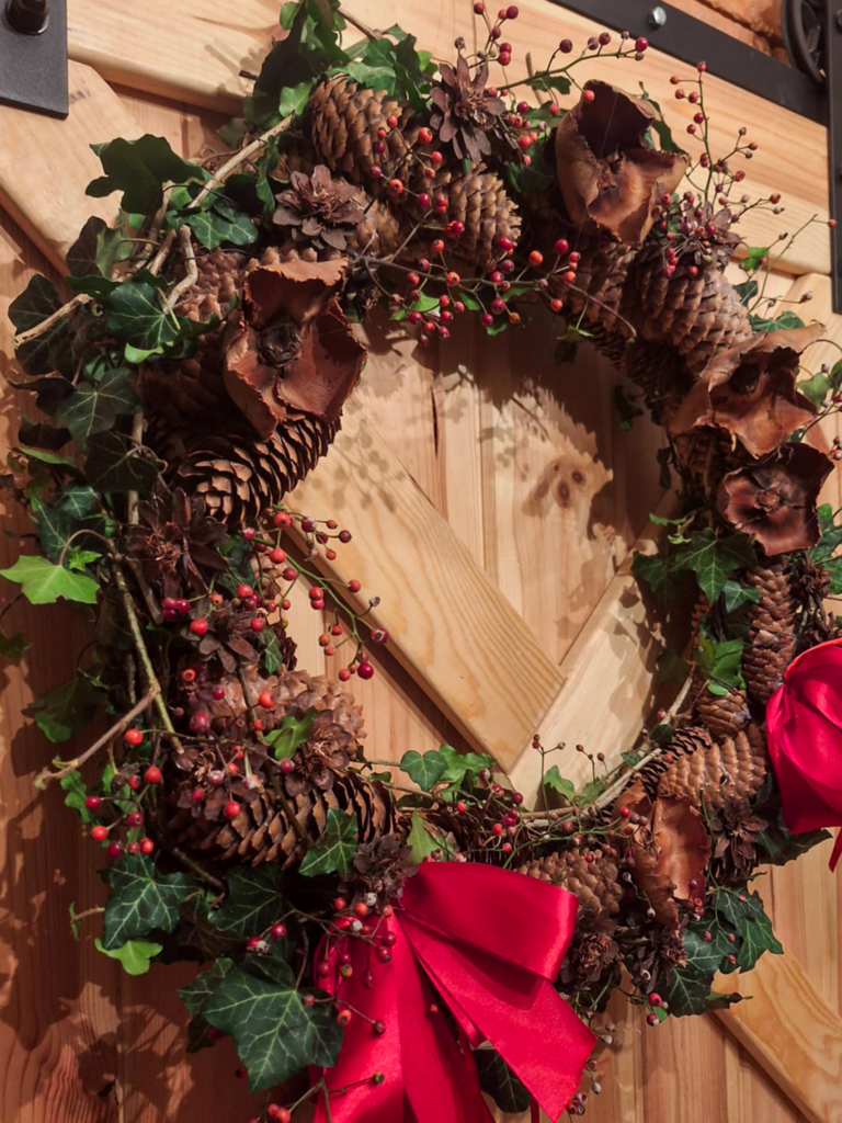 Wianek naturalny z wikliny, szyszek i bluszczu - Wianki Naturalne; wianek