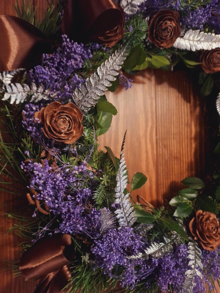 Wianek naturalny z kosodrzewiny, szyszek cedru i liści paproci stabilizowanej - Wianki Naturalne; wianek